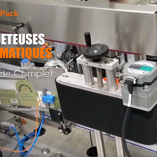 Étiqueteuse linéaire automatique appliquant des étiquettes pression sensitive sur des bouteilles en verre — fabriquée par Link Pack, Québec Canada